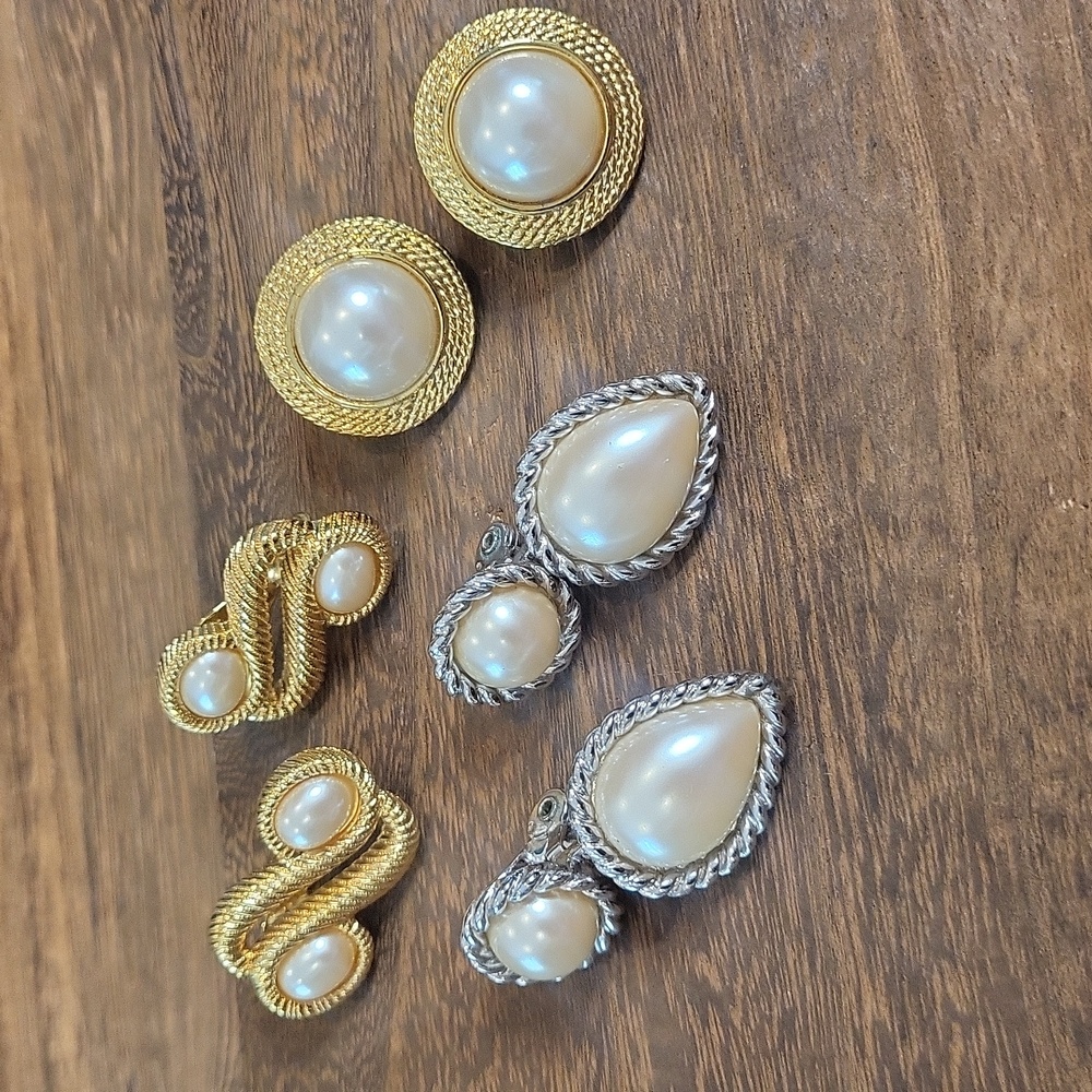 Vintage 2 pr of Gold Tone Pearl Clip-on Earrings